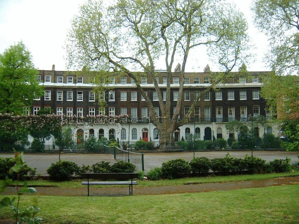 Crescent Hotel Лондон Екстериор снимка